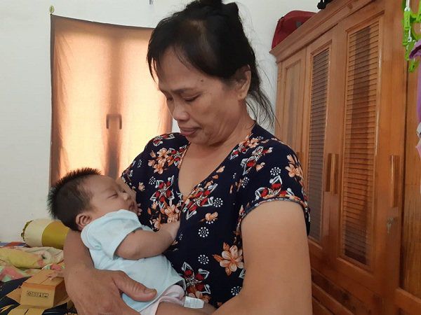 Bé gái thoát nạn ở Đan Phượng: Ăn no, ngủ tốt nhờ vào những ‘bình sữa di động’ sau 2 tuần mất mẹ