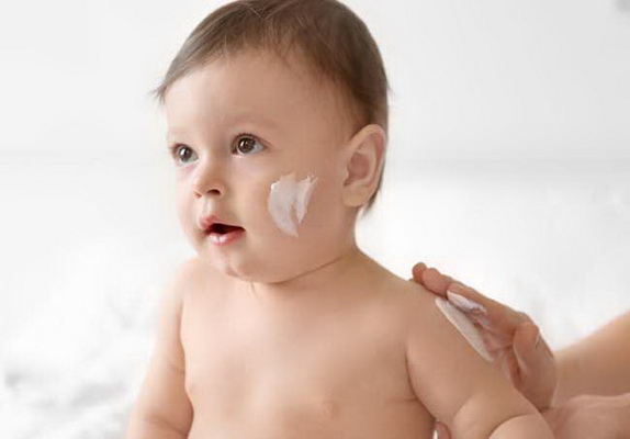 Sử dụng kem bôi ngoài da cho trẻ: coi chừng những hệ luỵ
