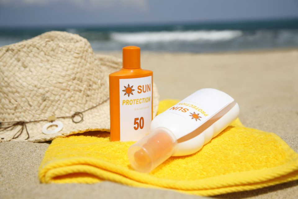 Bôi kem chống nắng thường xuyên có thể giúp chị em bảo vệ làn da khỏi việc tiếp xúc trực tiếp với ánh nắng mặt trời